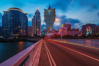 《艾尔登法环：黑夜君临》新视觉图 被宝箱吸引了